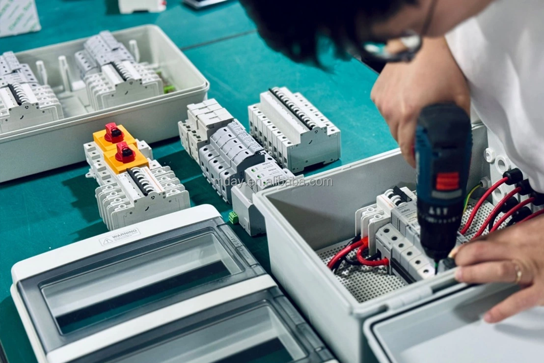 Mday 1000V 2 input 2 Output with 2p 1000V spd Waterproof PV DC Combiner Box